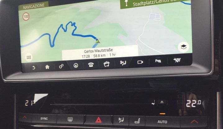 Jaguar F-Pace 3.0d e Supercharged: prova su strada, prezzi e prestazioni - Foto 15 di 23