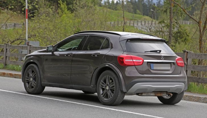 Mercedes Benz GLB, nuove foto spia del SUV tedesco - Foto 2 di 17