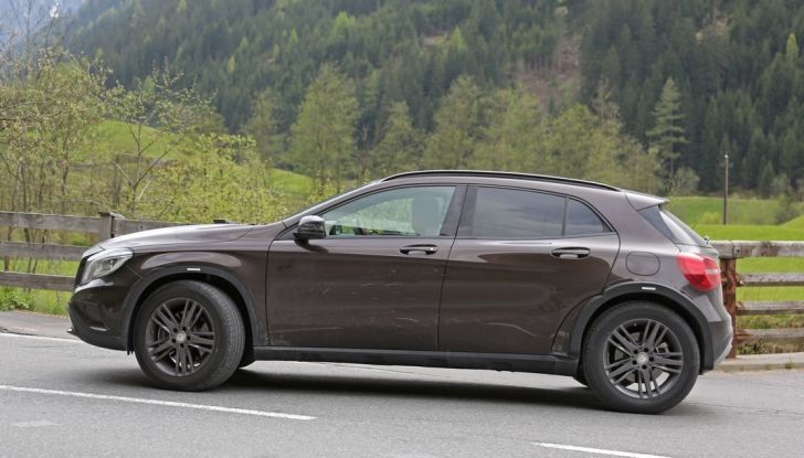 Mercedes Benz GLB, nuove foto spia del SUV tedesco - Foto 5 di 17