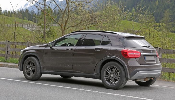 Mercedes Benz GLB, nuove foto spia del SUV tedesco - Foto 17 di 17