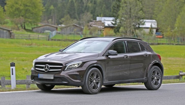 Mercedes Benz GLB, nuove foto spia del SUV tedesco - Foto 8 di 17