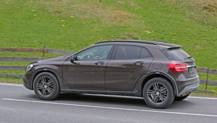 Mercedes Benz GLB, nuove foto spia del SUV tedesco - Foto 11 di 17
