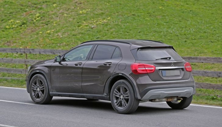 Mercedes Benz GLB, nuove foto spia del SUV tedesco - Foto 12 di 17