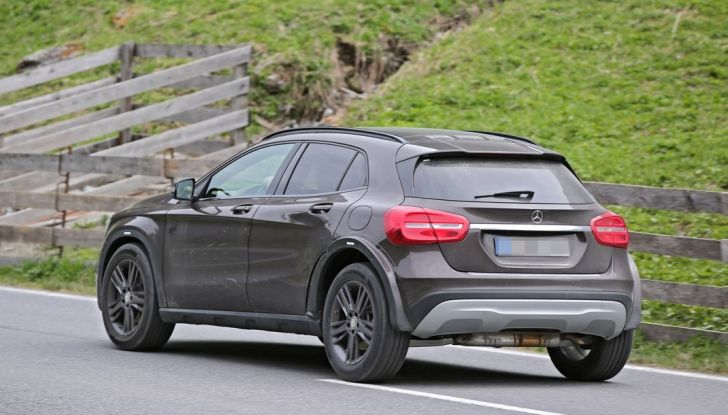 Mercedes Benz GLB, nuove foto spia del SUV tedesco - Foto 13 di 17
