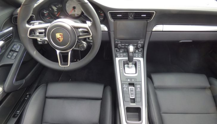 Porsche 911 Carrera S Cabrio, la nostra prova su strada: Paint it Red! - Foto 17 di 46