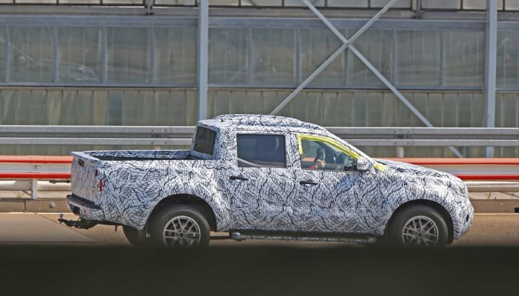 Mercedes Benz GLT Pickup: ecco le foto spia del prototipo - Foto 10 di 15