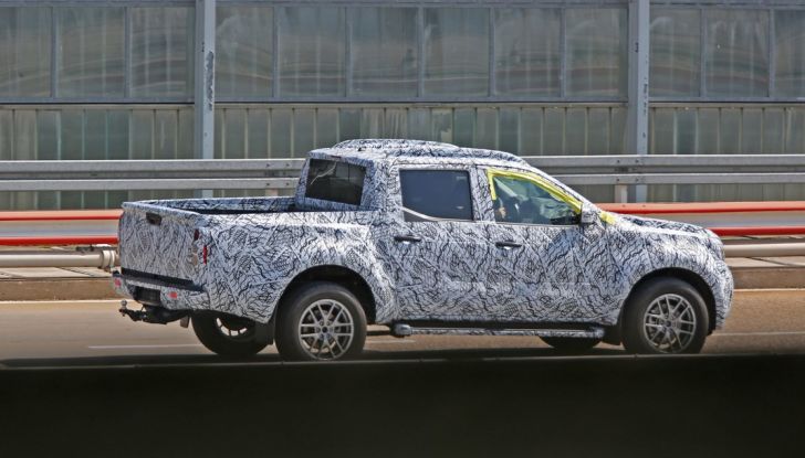 Mercedes Benz GLT Pickup: ecco le foto spia del prototipo - Foto 8 di 15