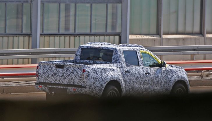 Mercedes Benz GLT Pickup: ecco le foto spia del prototipo - Foto 4 di 15
