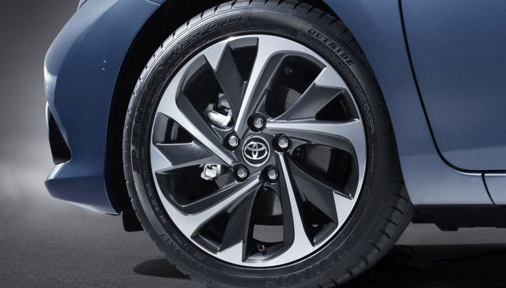 Toyota Auris Black Edition, il nuovo allestimento con colori esclusivi - Foto 12 di 14