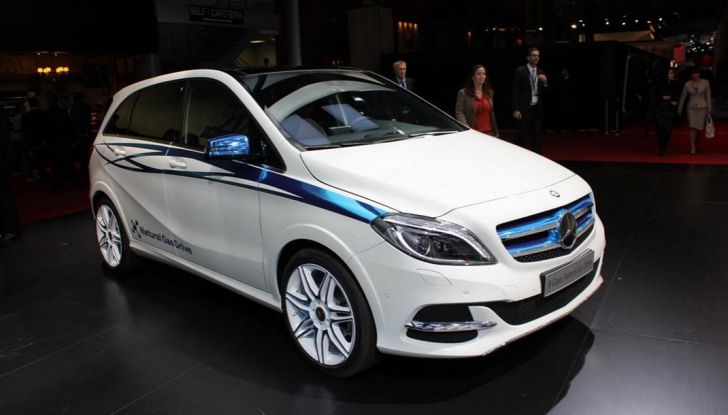 Una Mercedes Classe B elettrica in dono ai giocatori del Leicester City - Foto 7 di 10