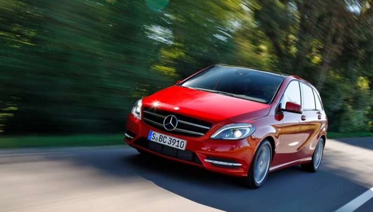 Una Mercedes Classe B elettrica in dono ai giocatori del Leicester City - Foto 9 di 10