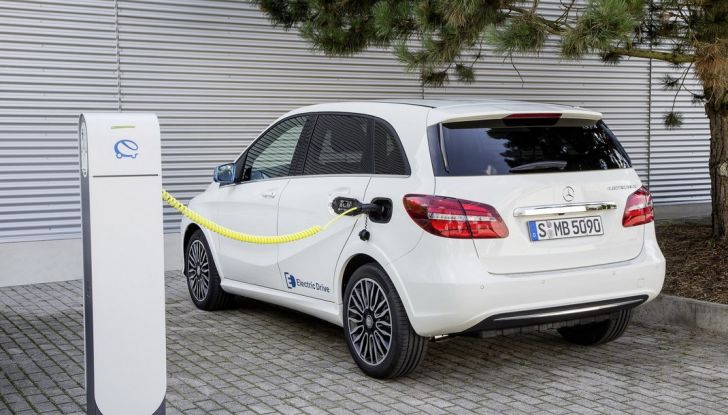 Una Mercedes Classe B elettrica in dono ai giocatori del Leicester City - Foto 10 di 10