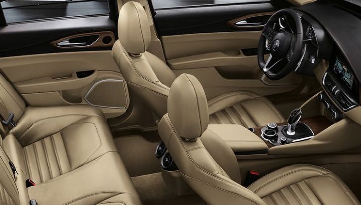 Alfa Romeo Giulia vince tutti i premi ma non vende - Foto 7 di 35