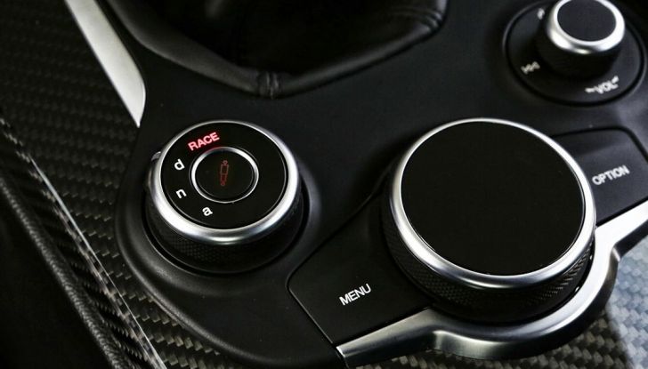 Alfa Romeo Giulia Quadrifoglio 510 CV provata in pista - Foto 15 di 22