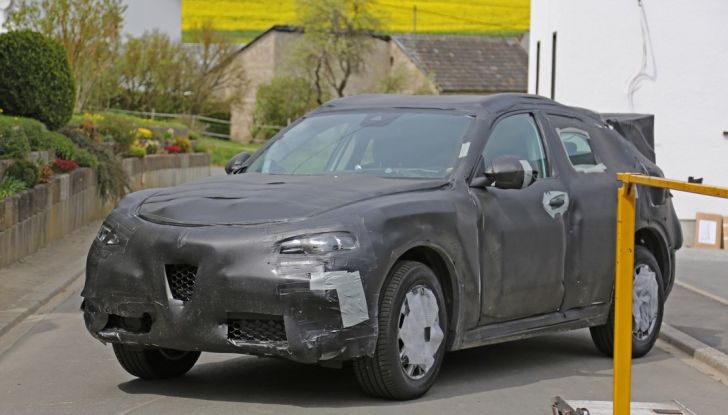 Alfa Romeo Stelvio nuove foto spia dei test su strada - Foto 7 di 16