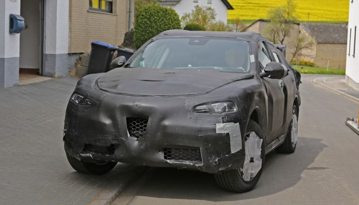 Alfa Romeo Stelvio nuove foto spia dei test su strada - Foto 1 di 16