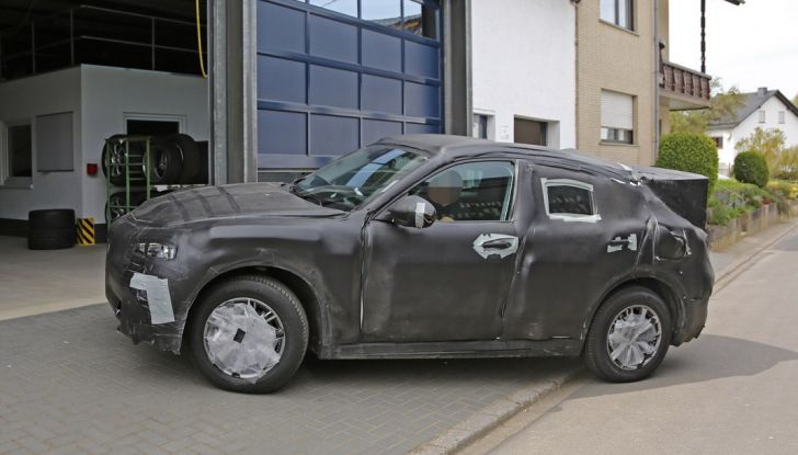 Alfa Romeo Stelvio nuove foto spia dei test su strada - Foto 4 di 16