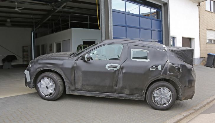 Alfa Romeo Stelvio nuove foto spia dei test su strada - Foto 10 di 16