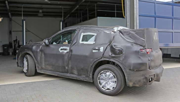 Alfa Romeo Stelvio nuove foto spia dei test su strada - Foto 3 di 16