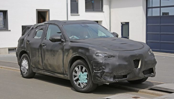 Alfa Romeo Stelvio nuove foto spia dei test su strada - Foto 15 di 16