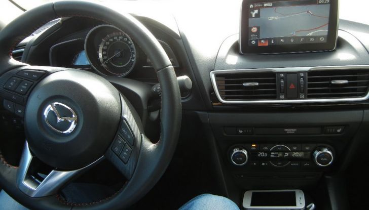 nuova mazda 3 interni