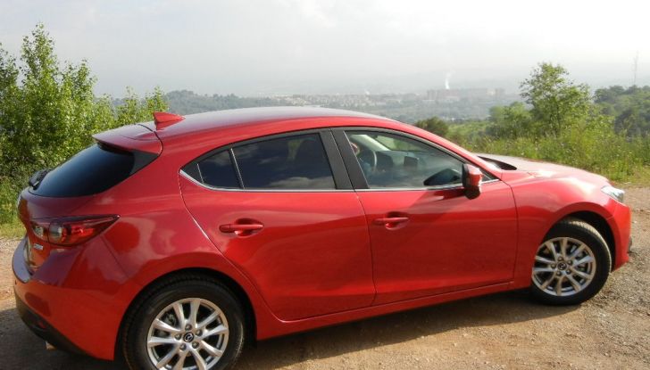 nuova mazda 3 prova su strada lato