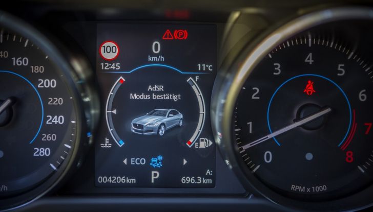 Nuova Jaguar XF 2017: Diesel da 2,0 litri Ingenium da 180 CV con AWD - Foto 14 di 18