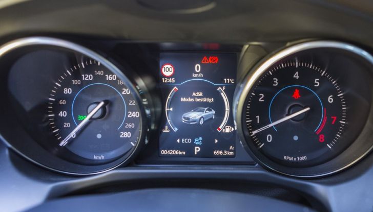 Nuova Jaguar XF 2017: Diesel da 2,0 litri Ingenium da 180 CV con AWD - Foto 15 di 18