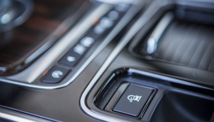 Nuova Jaguar XF 2017: Diesel da 2,0 litri Ingenium da 180 CV con AWD - Foto 18 di 18