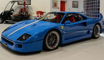 Ferrari F40: un esemplare blu con striscia tricolore in vendita su Ebay