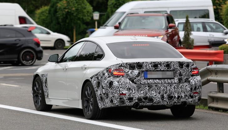 BMW Serie 4 GranCoupe facelift, le prime immagini spia senza camuffature (4)