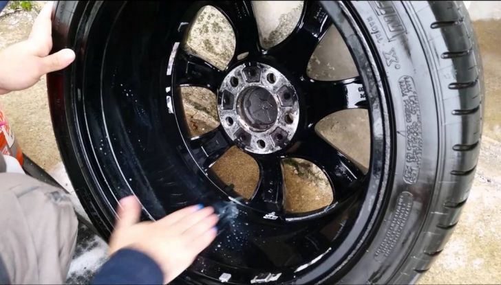 Come pulire i cerchi in lega dell’auto in poche e semplici mosse - Foto 1 di 6