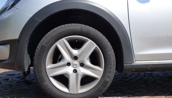 Dacia Sandero Stepway ruota prova su strada e prezzi