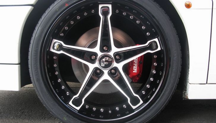 Ferrari Testarossa: cerchi da 19″ e super alettone per rovinare un mito! - Foto 3 di 6