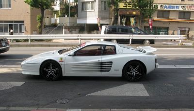 Ferrari Testarossa: cerchi da 19″ e super alettone per rovinare un mito!