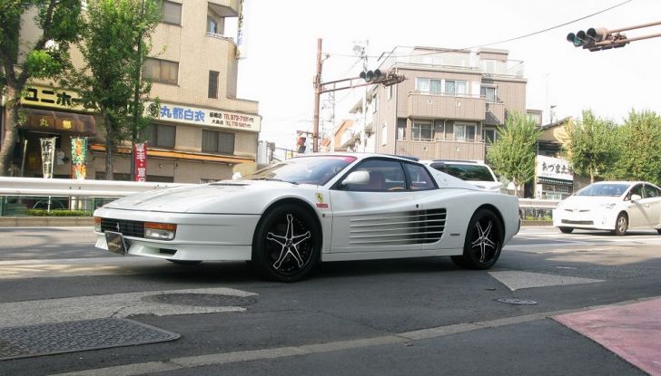 Ferrari Testarossa: cerchi da 19″ e super alettone per rovinare un mito! - Foto 2 di 6