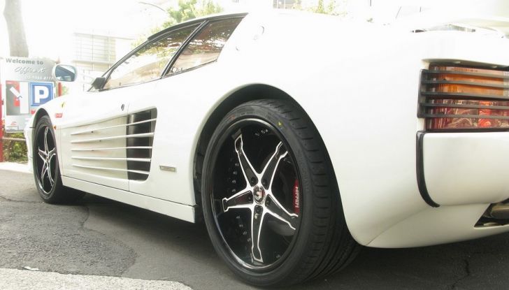 Ferrari Testarossa: cerchi da 19″ e super alettone per rovinare un mito! - Foto 4 di 6