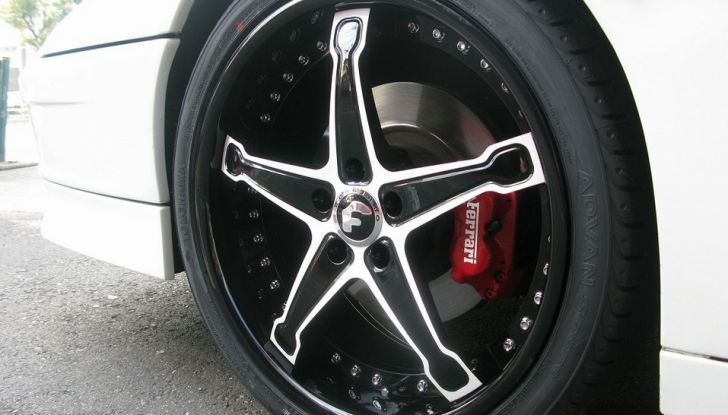 Ferrari Testarossa: cerchi da 19″ e super alettone per rovinare un mito! - Foto 6 di 6