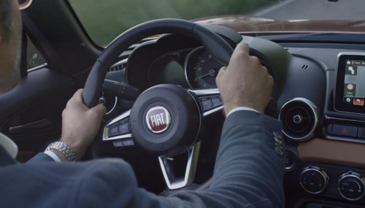 Fiat 124 Spider, in movimento, interno ripreso dal posto di guida.