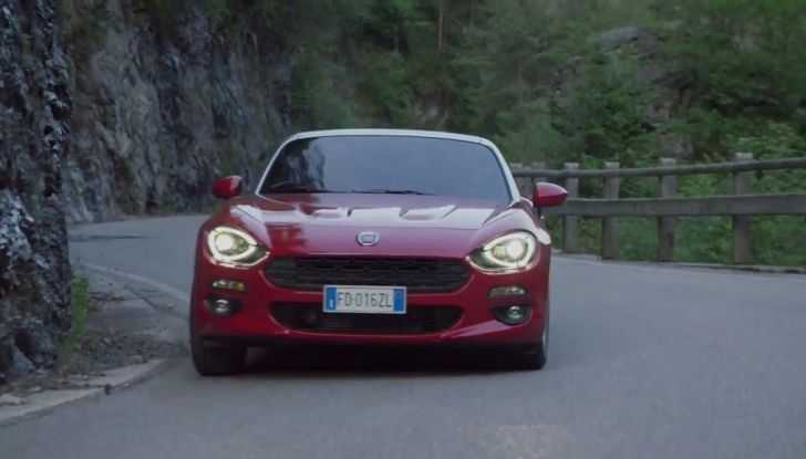 Fiat 124 Spider su strada di montagna.