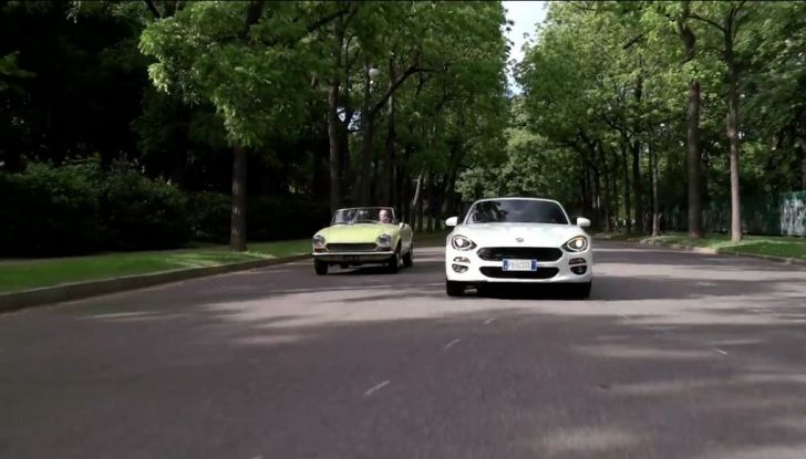 Fiat 124 Spider, su strada.