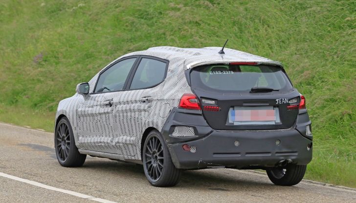 Ford Fiesta ST 2017, foto spia, vista 3/4 laterale posteriore.
