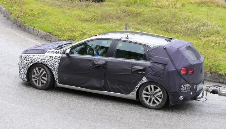 Hyundai i30: ecco le ultime foto spia della nuova generazione - Foto 7 di 8