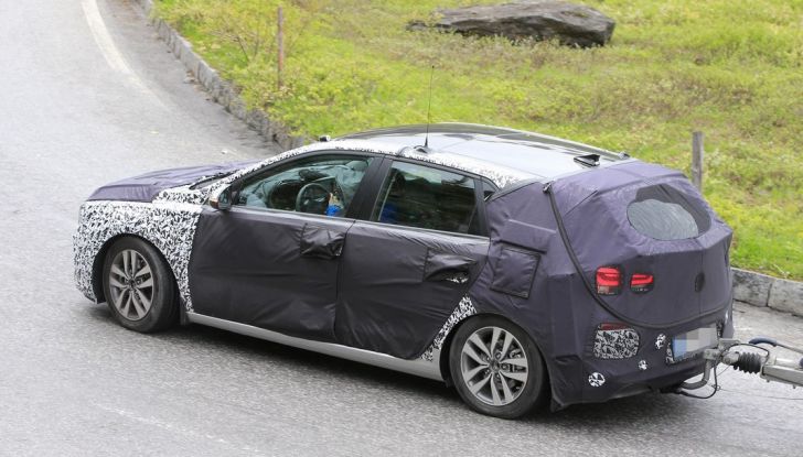 Hyundai i30: ecco le ultime foto spia della nuova generazione - Foto 3 di 8