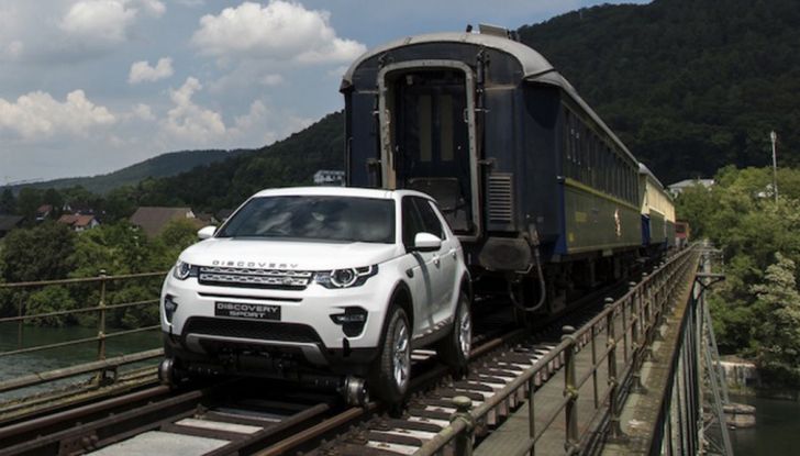 Land Rover Discovery Sport traina tre carrozze ferroviarie da 100 tonnellate - Foto 2 di 7