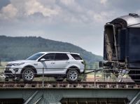 Land Rover Discovery Sport traina tre carrozze ferroviarie da 100 tonnellate