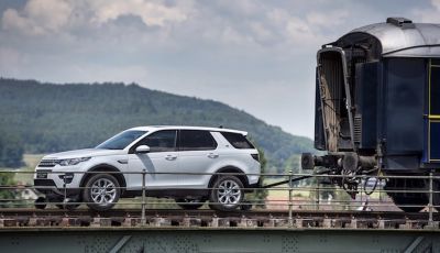 Land Rover Discovery Sport traina tre carrozze ferroviarie da 100 tonnellate