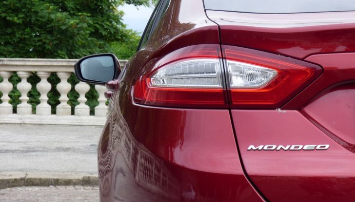 Nuova Ford Mondeo Titanium 2.0 TDCi 180 CV prova su strada e prezzi, fanale.