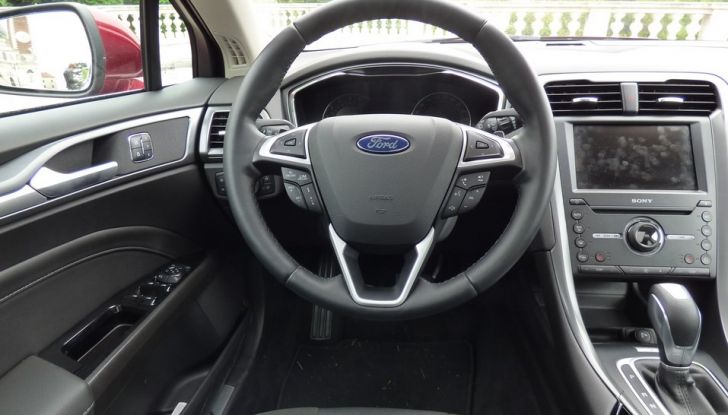 Nuova Ford Mondeo Titanium 2.0 TDCi 180 CV prova su strada e prezzi, postazione di guida.