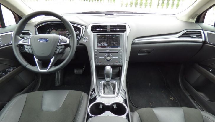 Nuova Ford Mondeo Titanium 2.0 TDCi 180 CV prova su strada e prezzi, interno.